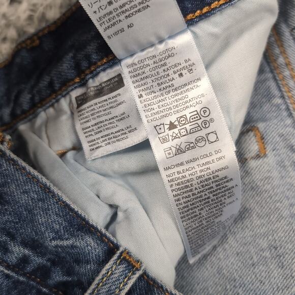 Levi's 501 Shorts Women 18W Blue Normcore Distressed Bikercore Raw Hem Med Wash - Picture 3 of 8